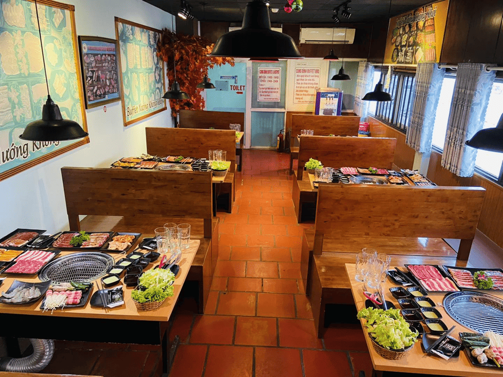 Cung Đình BBQ Buffet có không gian trong nhà ấm cúng với nội thất gỗ (Nguồn: Cung Đình BBQ Buffet - Bò Mỹ Thượng Hạng)